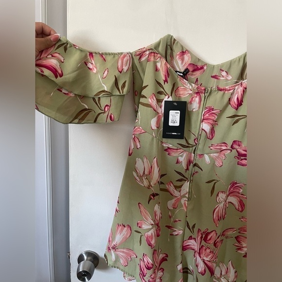 • Floral Romper

• Ruffle Detail
• Hidden Back Zipper
• 100% Polvester - Picture 3 of 14